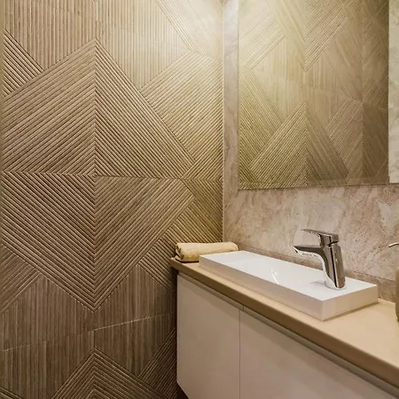 Apartment Chain Bridge Studio