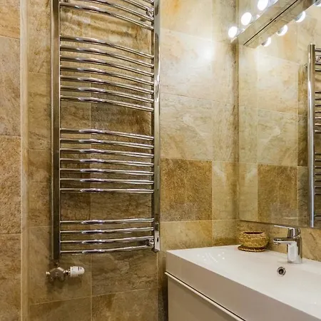 Chain Bridge Studio Apartment