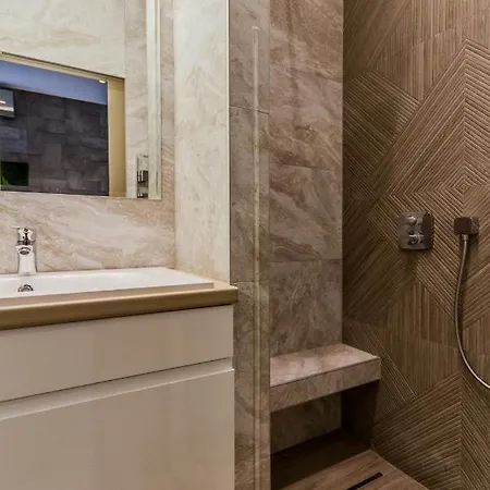 Apartment Chain Bridge Studio