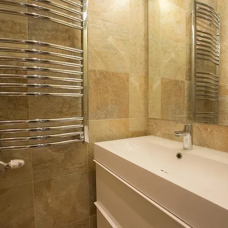 Apartment Chain Bridge Studio