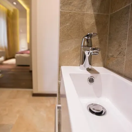 Apartment Chain Bridge Studio *